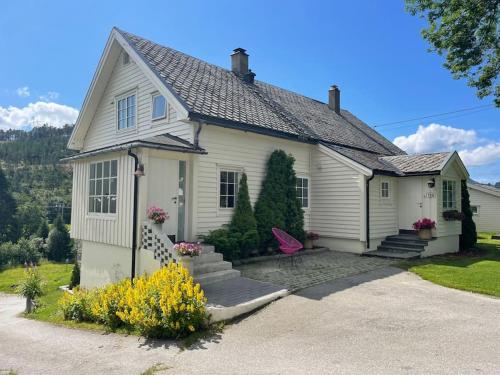 Nakkentunet - familievennlig hus på gårdstun.