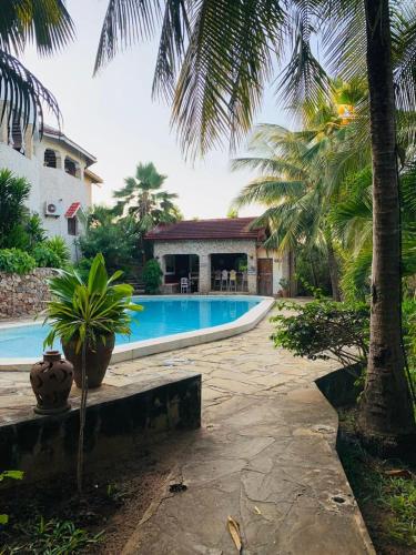 Tembo village Jacaranda road in วาตามู