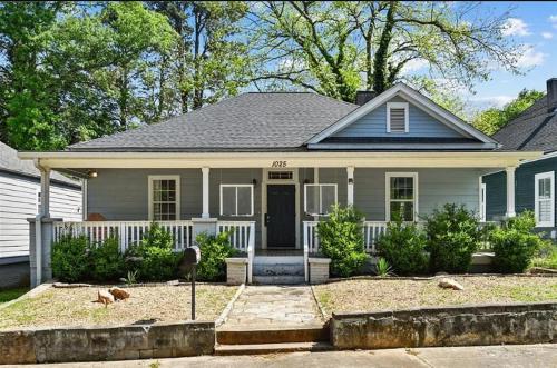 Fabulous 3bedroom/2bath 2 Garage spaces Easily livable Book 7-10 Nights