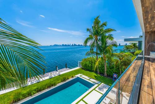 Best Bayfront View New construction w pool – khách sạn tại Surfside