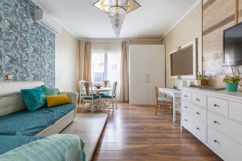 Stylish Central Budapest Apartment - Tap to explore photos