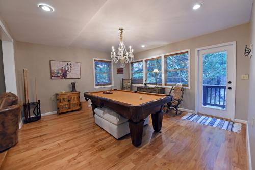 Deer Path Lodge - hot tub, spacious, game room, resort amenities