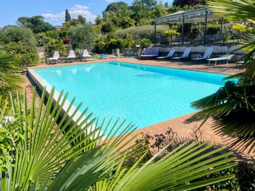  3 guests Pool villa-Jacuzzi infinity pool in wondrous gardens that surround in Spoleto
