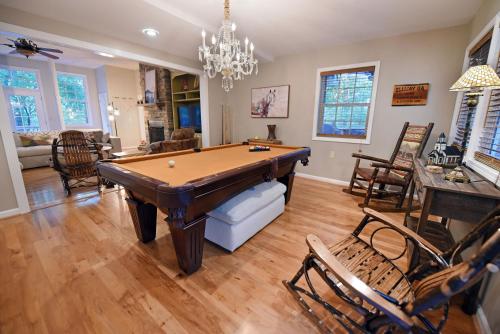 Deer Path Lodge - hot tub, spacious, game room, resort amenities