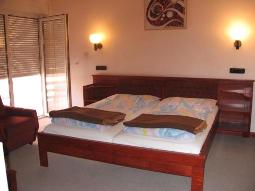 1 king bed, 2 futon beds