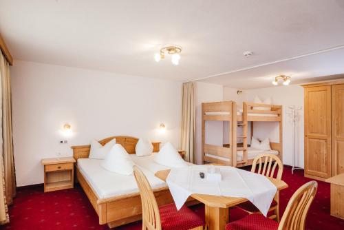2 queen beds, 2 bunk beds