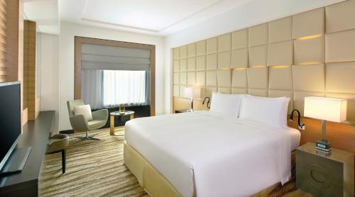 DoubleTree by Hilton Hotel Riyadh - Al Muroj Business Gate Room Type - KING GUEST GARDEN VIEW