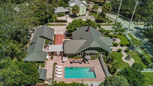 Noi Nest Home + Pool + Suites in Melbourne, USA