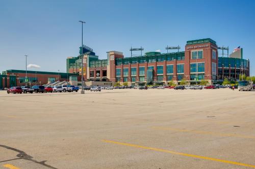 Retro Green Bay Home Steps to Lambeau Field! in Green Bay, USA