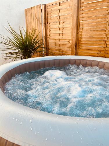 Hot tub, Tiny Harmony - Logement confortable avec jardin et jacuzzi prives pres d’Aix en Provence in Venelles