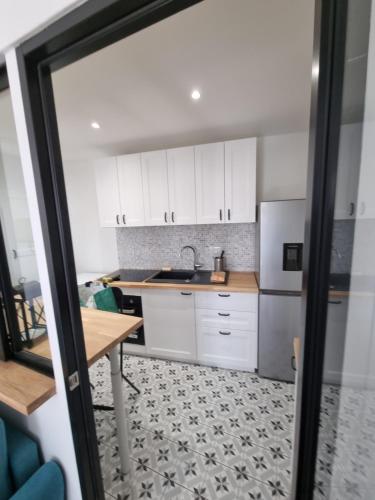 кухня, Face château St Germain en Laye, appartement 4 à 6 personnes, 23 min de Paris Champs-Elysées (Face chateau St Germain en Laye, appartement 4 a 6 personnes, 23 min de Paris Champs-Elysees) in Saint-Germain-en-Laye