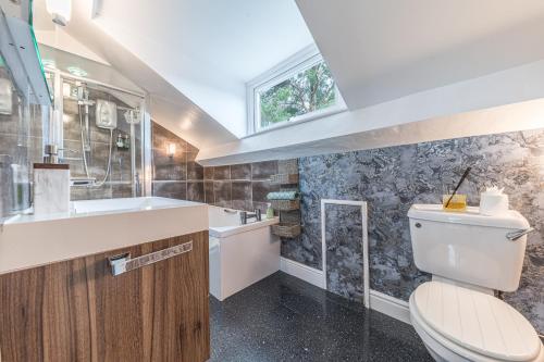 Sunny Brae, dog friendly Windermere Cottage - Tap to explore photos