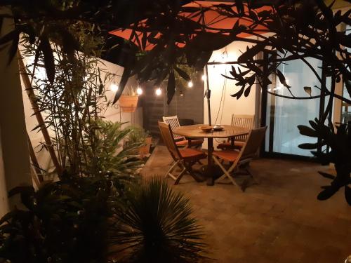 Grand studio avec patio in Saint-Julien