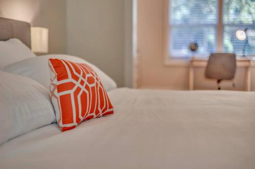 NEW! Modern Luxury w/ Pool Table 3BR/5BD Sleeps 10 in Decatur, USA