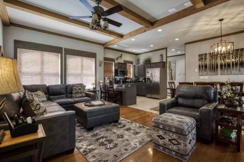 Greystone Hot Tub Game Room FREE Attraction tickets each paid day Pool Table WIFI!!! - image 2