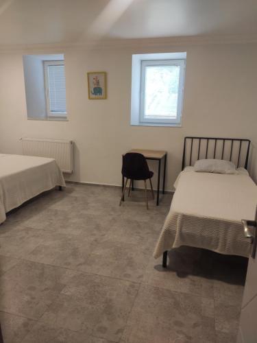1 double bed, 1 twin bed