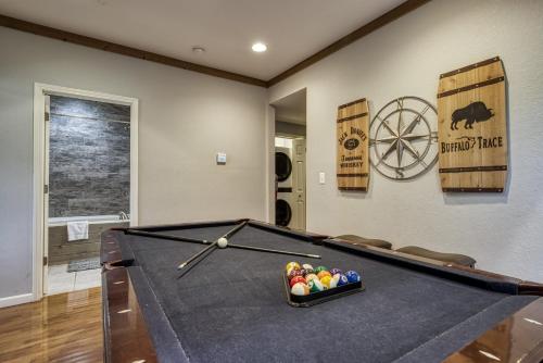 Greystone Hot Tub Game Room FREE Attraction tickets each paid day Pool Table WIFI!!! - image 11