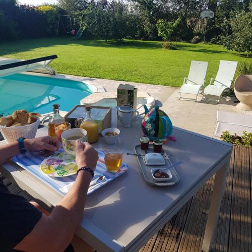 Grande Chambre entre caen et la mer chambre terrasse jardin et piscine