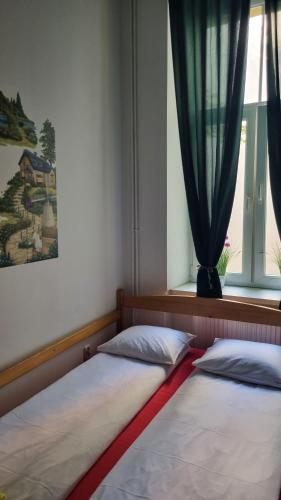 Green Cat Rooms – Krakow, NY