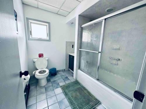 Cozy 2 bedrooms apartment near nyc w/free parking in Bloomfield, USA