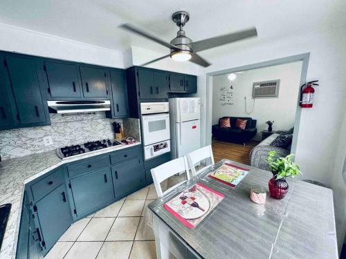 Cozy 2 bedrooms apartment near nyc w/free parking in Bloomfield, USA