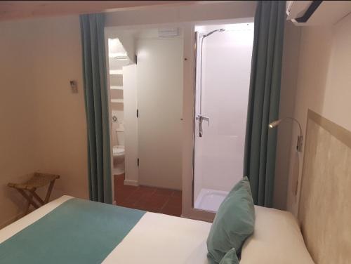 Economy Double Room image 10