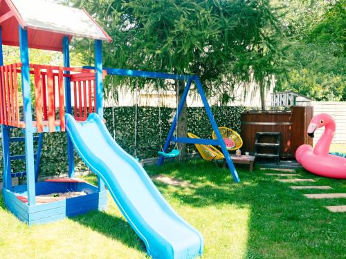 zahrada, holiday home with private pool and hot tub in Czastkowo