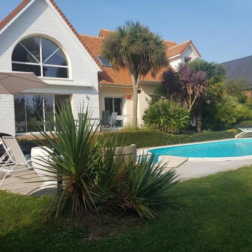 Grande Chambre entre caen et la mer chambre terrasse jardin et piscine