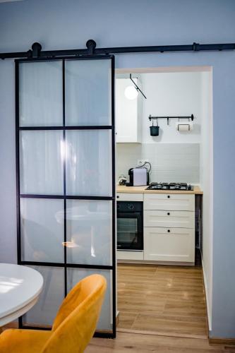 ห้องครัว, Modern studio D-va N in ซาเลา