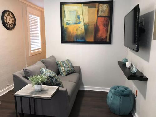 Great location 1/2 block from Duval St - No parking