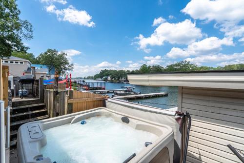 Lake Cottage W/ Hot Tub By Oaklawn & National Park - Hot Springs, AR