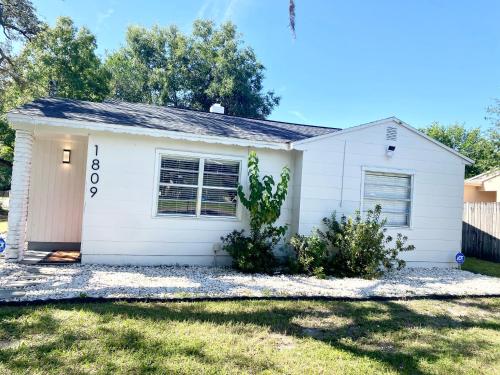 INACTIVE ACCT Duplicate Haus of Seminole Heights in Tampa, USA