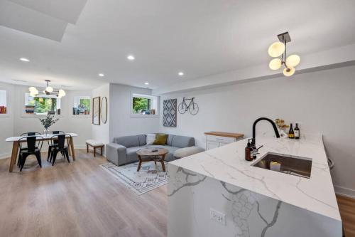 Logan Square Luxury Villa, 3 Beds, 3 Baths in Chicago, USA