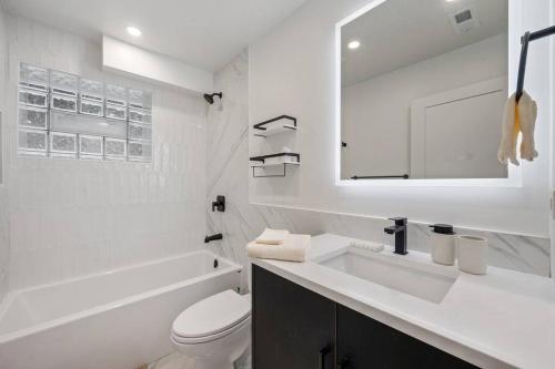 Logan Square Luxury Villa, 3 Beds, 3 Baths in Chicago, USA