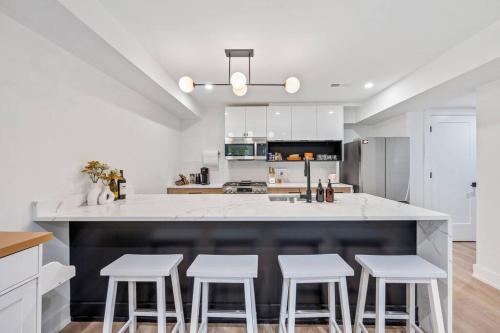 Logan Square Luxury Villa, 3 Beds, 3 Baths in Chicago, USA