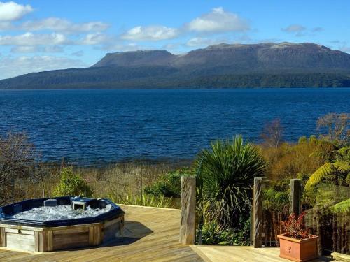 The Terrace Lake Tarawera in 塔拉韋拉湖