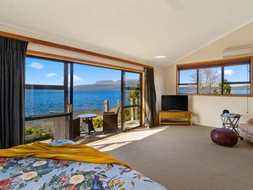 The Terrace Lake Tarawera in 塔拉韋拉湖