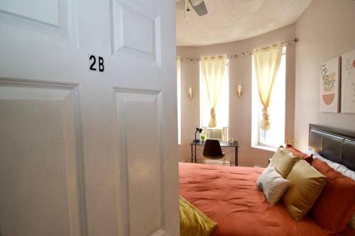 Tuk Ahoy - Sunset Suite 2B with Shared Spaces in Brooklyn, USA