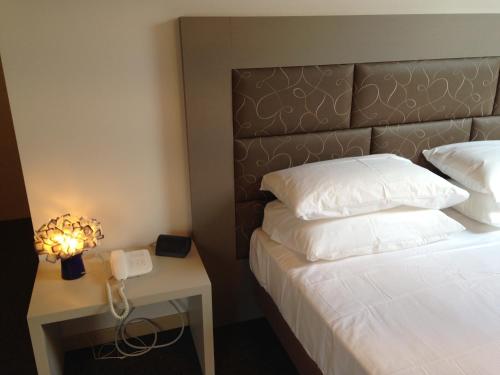 1 queen bed, 2 twin beds