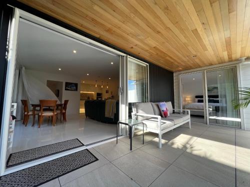 Okahu Bay Villas in โอราไก