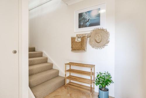 Meridian 6 - Stylish Coastal Escape Near Pippi Beach - Holiday Yamba - image 2