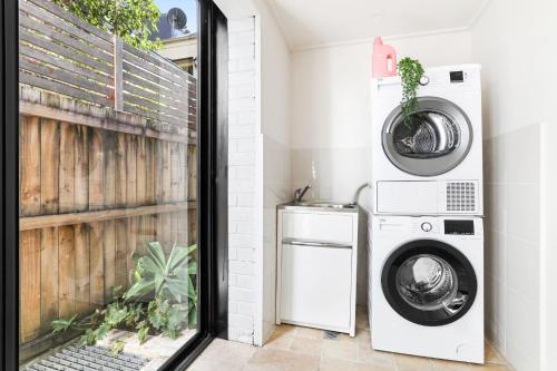 Stylish Darlinghurst Townhouse l 2 Bedrooms - image 2