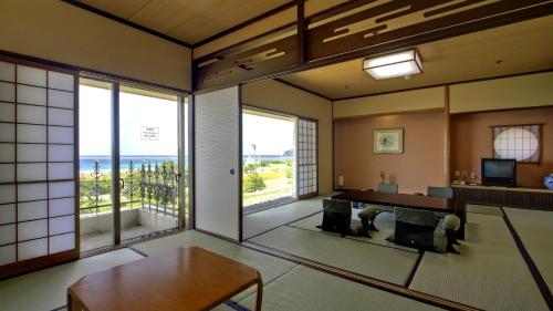 Japanese-Style Large Family Room with Ocean View