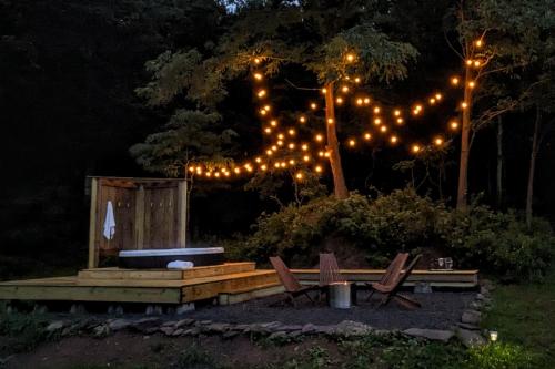 Designer Farmhouse -Hot Tub -Sunset Porch -Firepit in Roxbury, USA