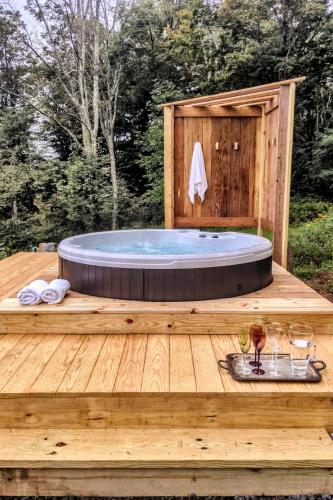 Designer Farmhouse -Hot Tub -Sunset Porch -Firepit in Roxbury, USA