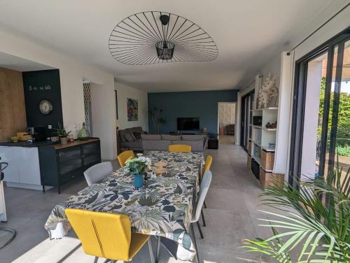 Le havre du grand cèdre (Le havre du grand cedre) in ลุยน์