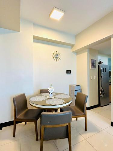 Mactan Newtown A by HiveRooms - 편의 시설/서비스
