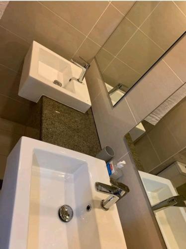 Mactan Newtown A by HiveRooms - 샤워실