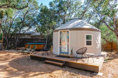 Camposanto Glamping - The Peacock Yurt in Austin, USA