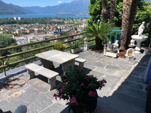  Ferienwohnung mit wunderschöne Aussicht, Whirlpool und Sauna, Unterkunft in Gordola